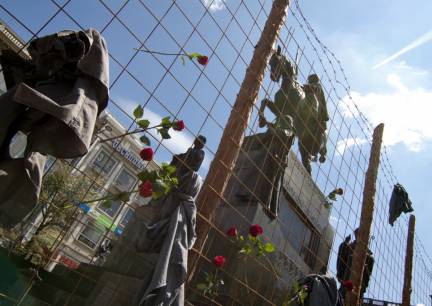 Socha sv. Václava obehnaná plotem - připomínka komunistických lágrů