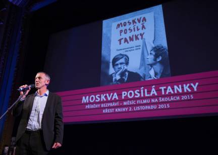 Karel Strachota, ředitel programu Jeden svět na školách, představil novou knihu Moskva posílá tanky