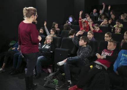 Moderátorka si povídá s dětmi o filmu, který právě viděli