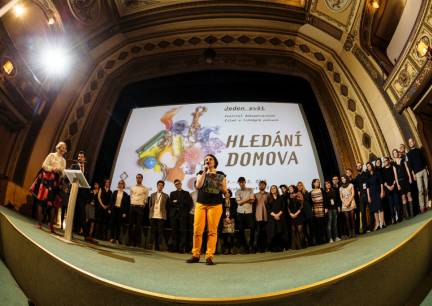 Ředitelka festivalu Jeden svět Hana Kulhánková na konci poděkovala všem spolupracovníkům a partnerům