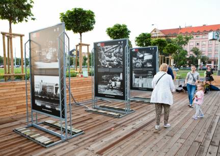 Výstava Konec přátelské pomoci na Vítězném náměstí v Praze