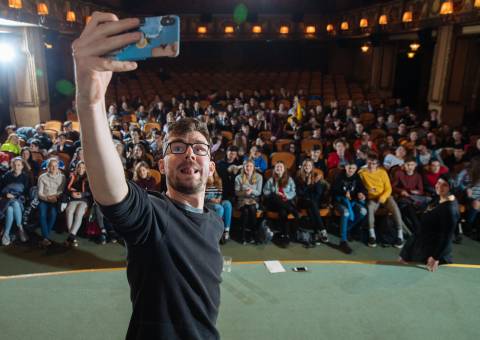 Janek Rubeš si po skončení debaty k #FollowMe udělal se studenty selfie. Nestalo se to poprvé. FIlm k tomu tak trochu svádí :)