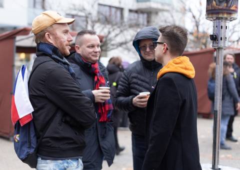 Diváci, kteří cestou na Národní třídu zavítali také na roztocké náměstí  | © Adéla Vosičková